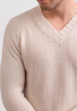 Grobgestrickter Recycelter Kaschmir V-Ausschnitt Pullover ecru
