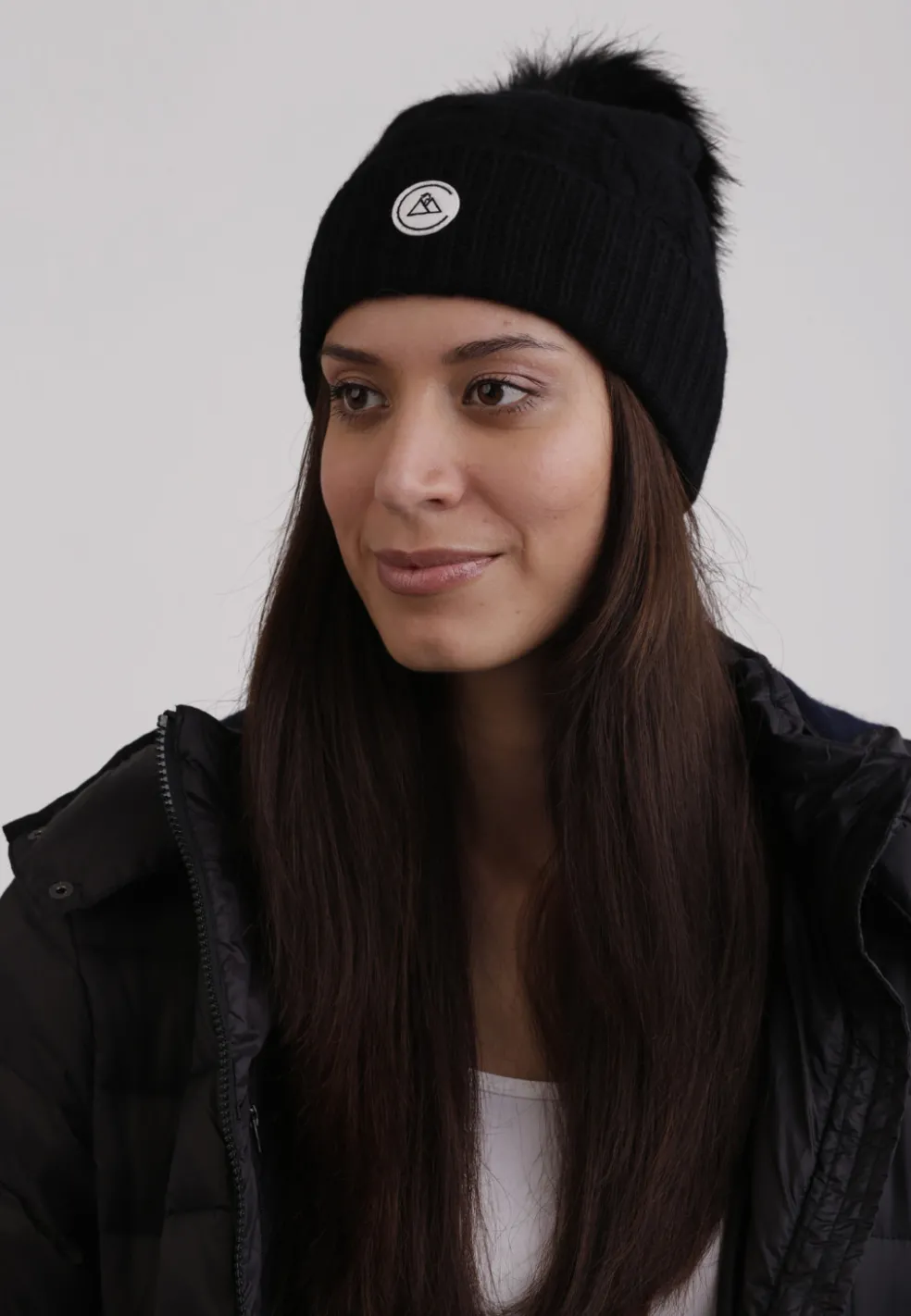 Kaschmir Mütze mit Zopfmuster und Bommel schwarz