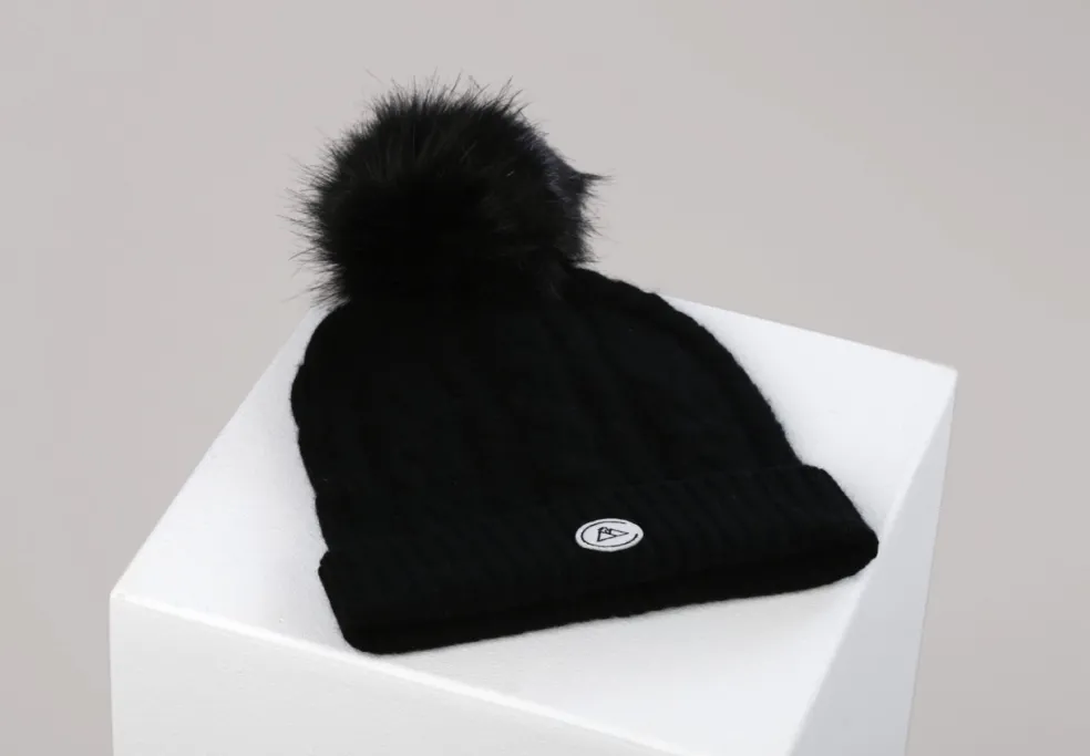 Kaschmir Mütze mit Zopfmuster und Bommel schwarz