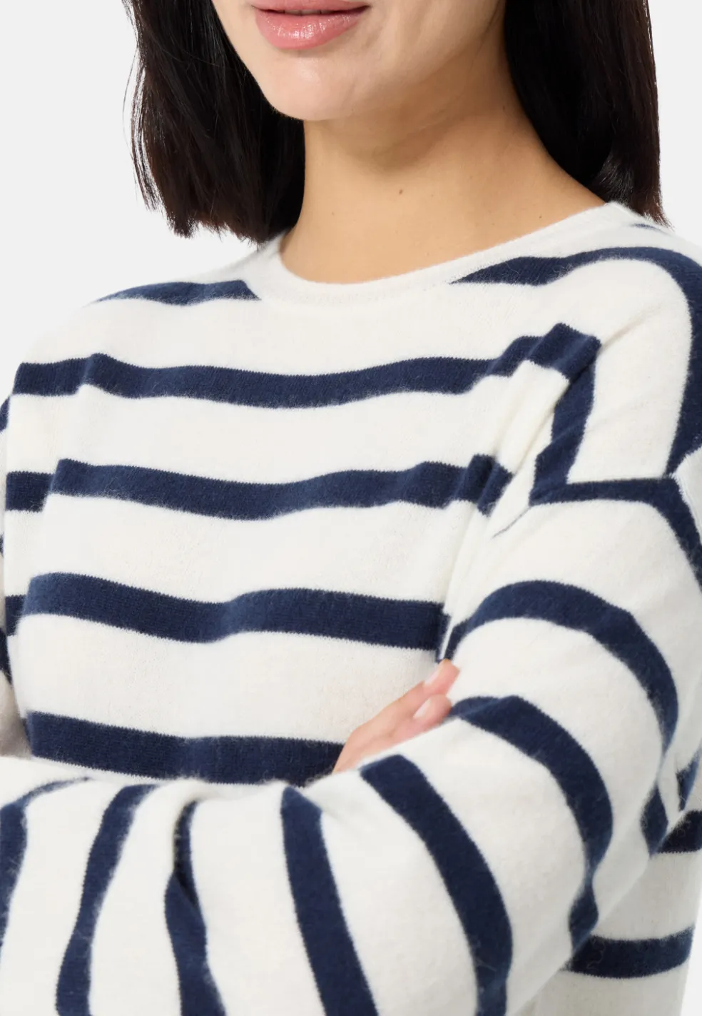 Kaschmir Rundhals Pullover gestreift weiss und marine blau
